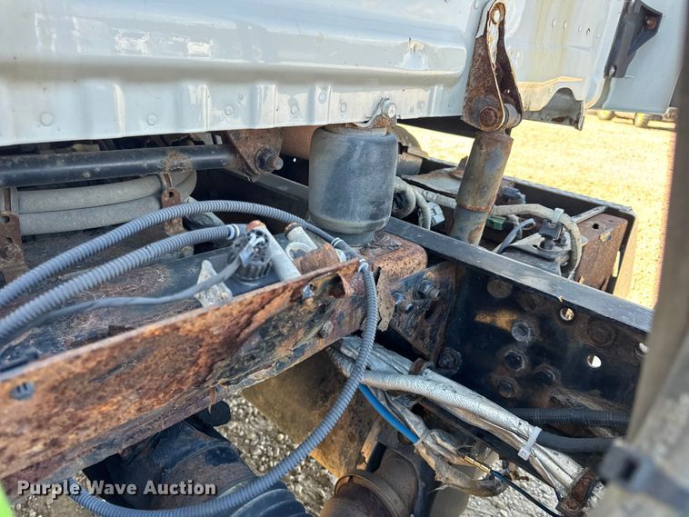 image for item DW3493 2012 Freightliner Cascadia semi truck