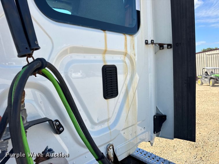 image for item DW3493 2012 Freightliner Cascadia semi truck