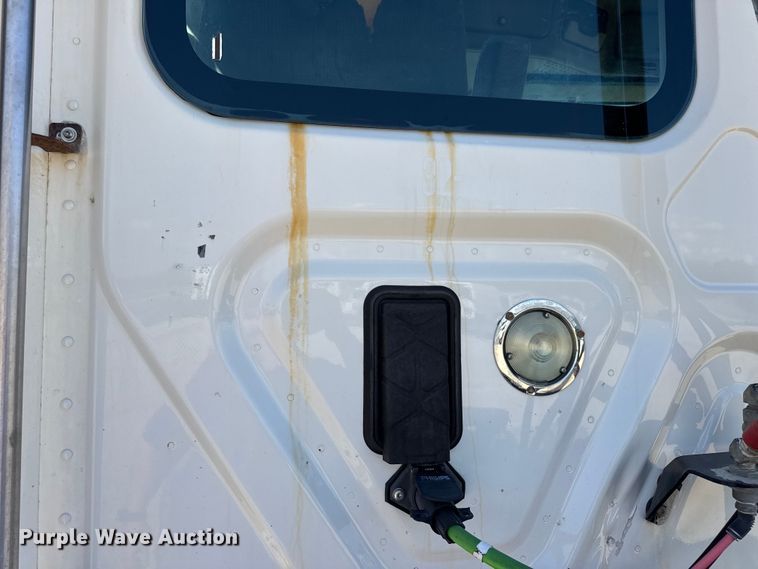 image for item DW3493 2012 Freightliner Cascadia semi truck