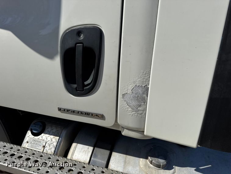 image for item DW3493 2012 Freightliner Cascadia semi truck