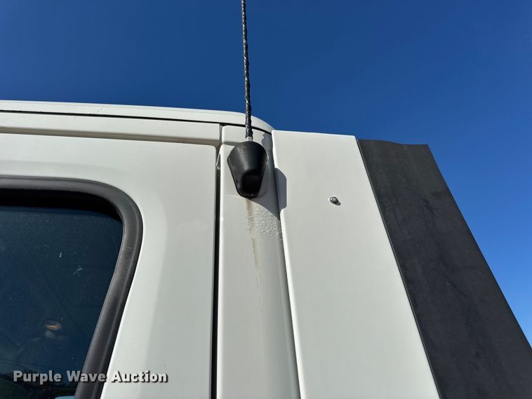 image for item DW3493 2012 Freightliner Cascadia semi truck