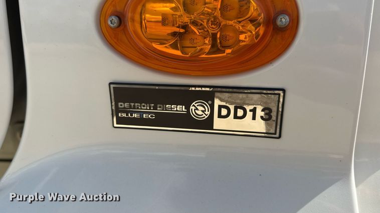 image for item DW3493 2012 Freightliner Cascadia semi truck