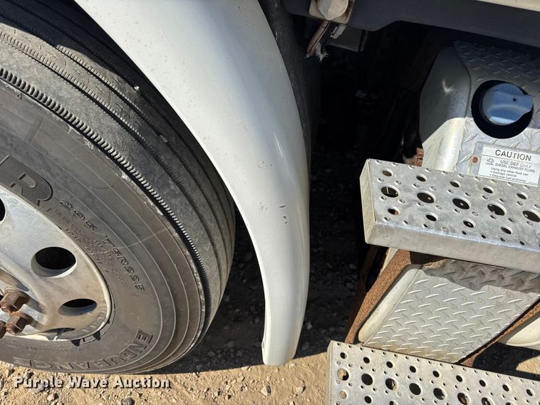 image for item DW3493 2012 Freightliner Cascadia semi truck