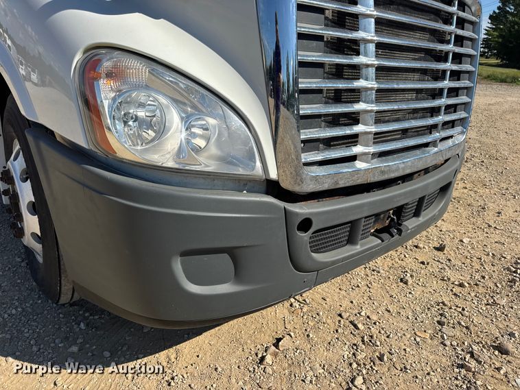 image for item DW3493 2012 Freightliner Cascadia semi truck