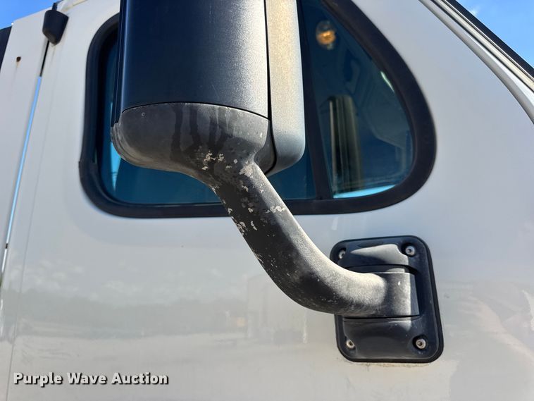 image for item DW3493 2012 Freightliner Cascadia semi truck