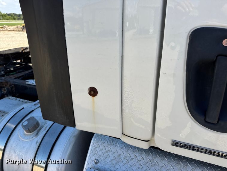 image for item DW3493 2012 Freightliner Cascadia semi truck