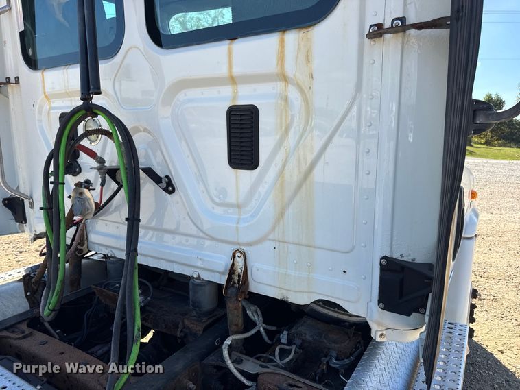 image for item DW3493 2012 Freightliner Cascadia semi truck