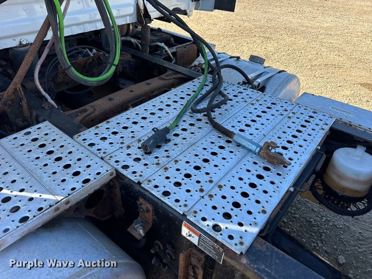 image for item DW3493 2012 Freightliner Cascadia semi truck