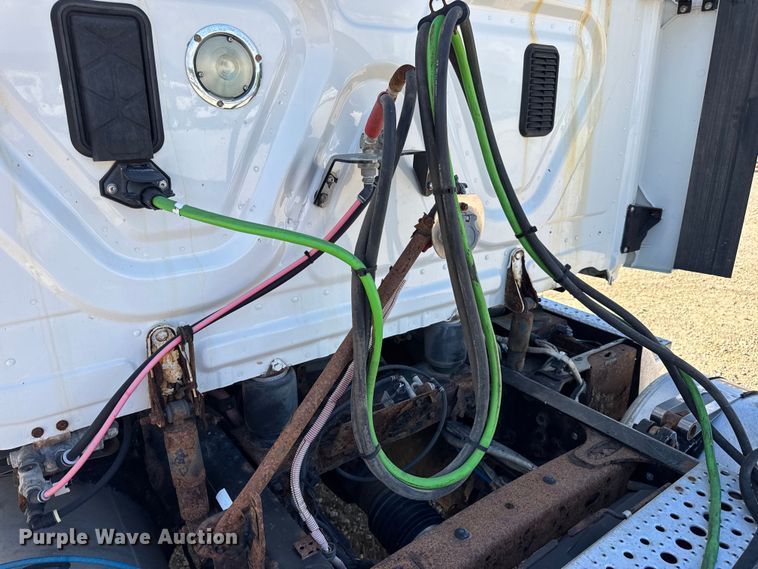 image for item DW3493 2012 Freightliner Cascadia semi truck