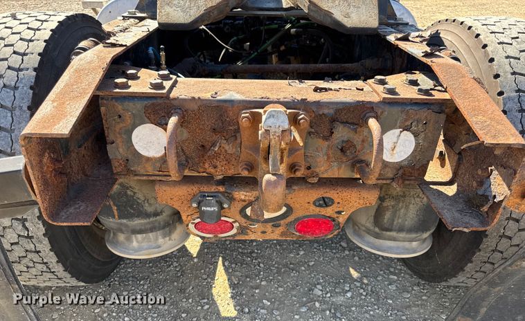 image for item DW3493 2012 Freightliner Cascadia semi truck