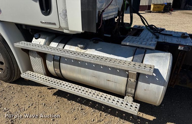 image for item DW3493 2012 Freightliner Cascadia semi truck