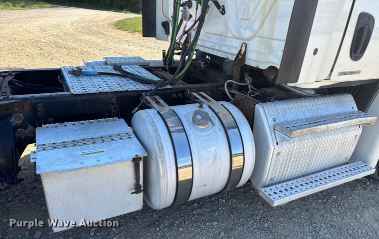 image for item DW3493 2012 Freightliner Cascadia semi truck