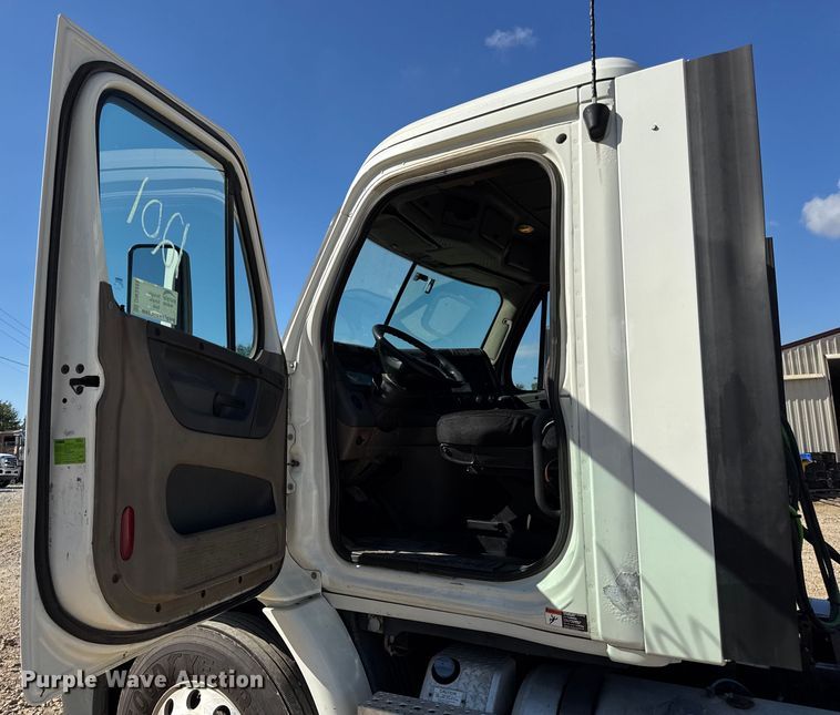 image for item DW3493 2012 Freightliner Cascadia semi truck