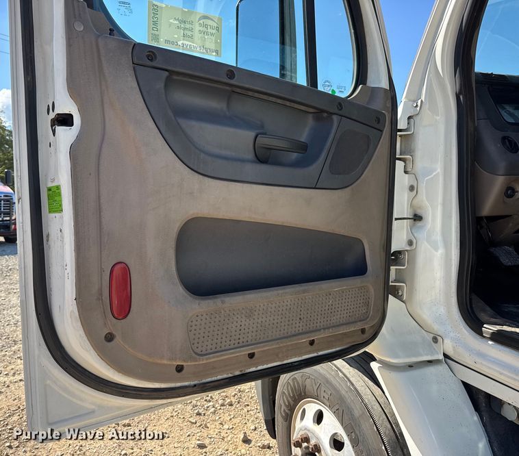 image for item DW3493 2012 Freightliner Cascadia semi truck