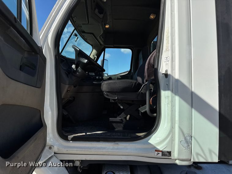 image for item DW3493 2012 Freightliner Cascadia semi truck