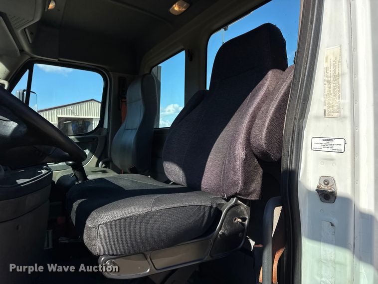 image for item DW3493 2012 Freightliner Cascadia semi truck