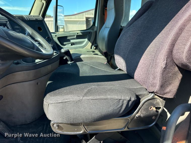 image for item DW3493 2012 Freightliner Cascadia semi truck