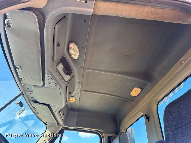 image for item DW3493 2012 Freightliner Cascadia semi truck