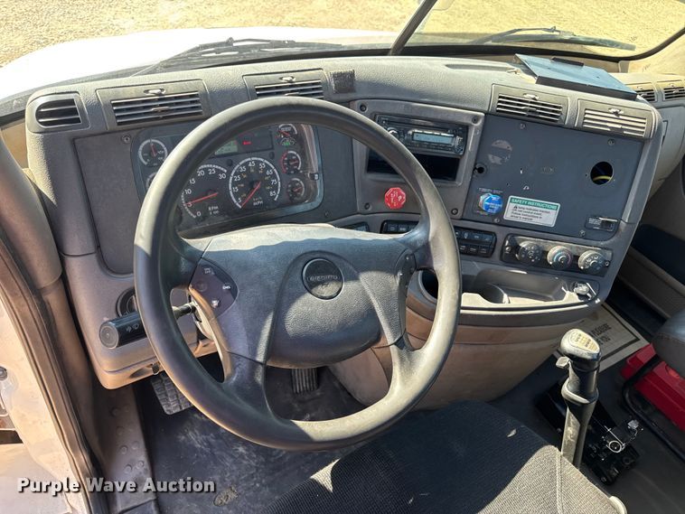 image for item DW3493 2012 Freightliner Cascadia semi truck