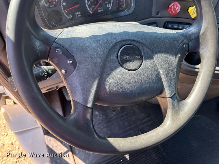 image for item DW3493 2012 Freightliner Cascadia semi truck