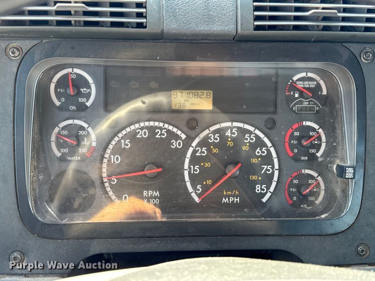 image for item DW3493 2012 Freightliner Cascadia semi truck