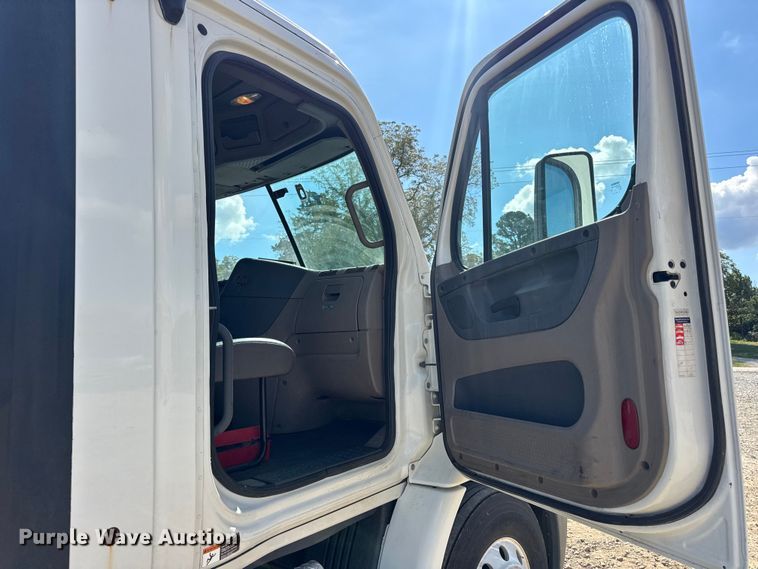 image for item DW3493 2012 Freightliner Cascadia semi truck