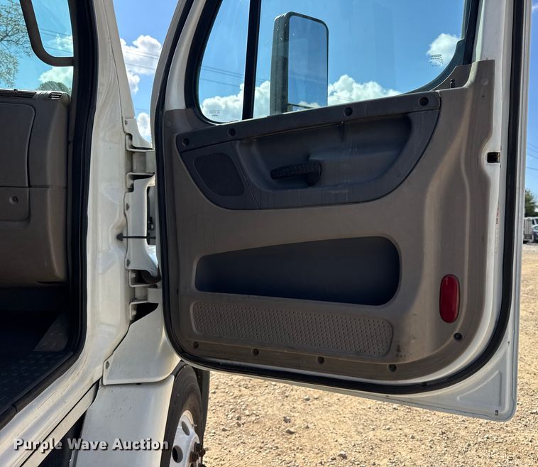 image for item DW3493 2012 Freightliner Cascadia semi truck