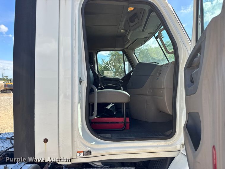 image for item DW3493 2012 Freightliner Cascadia semi truck