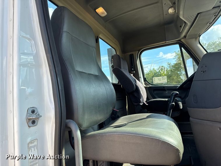 image for item DW3493 2012 Freightliner Cascadia semi truck