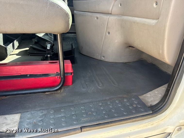 image for item DW3493 2012 Freightliner Cascadia semi truck