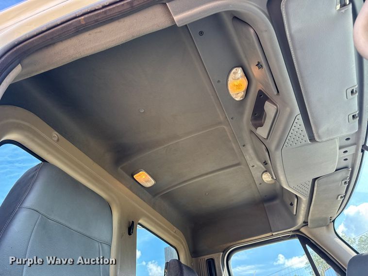 image for item DW3493 2012 Freightliner Cascadia semi truck