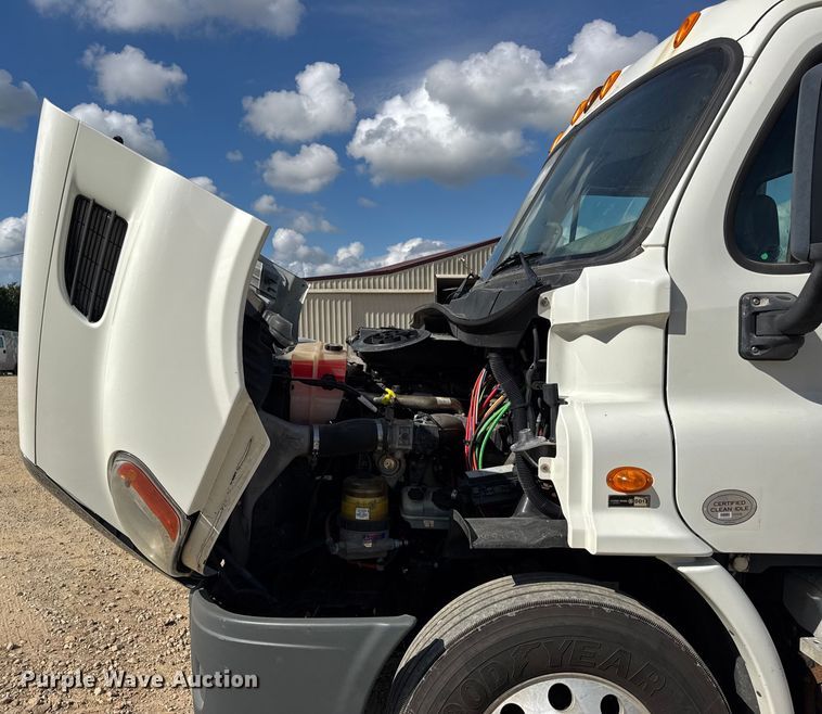 image for item DW3493 2012 Freightliner Cascadia semi truck