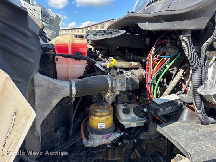 image for item DW3493 2012 Freightliner Cascadia semi truck