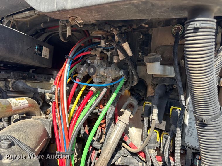 image for item DW3493 2012 Freightliner Cascadia semi truck