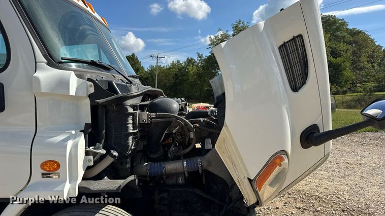 image for item DW3493 2012 Freightliner Cascadia semi truck