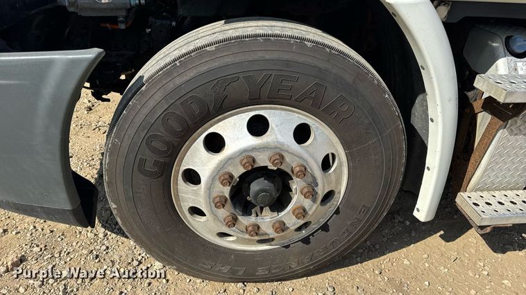 image for item DW3493 2012 Freightliner Cascadia semi truck