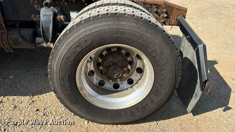 image for item DW3493 2012 Freightliner Cascadia semi truck