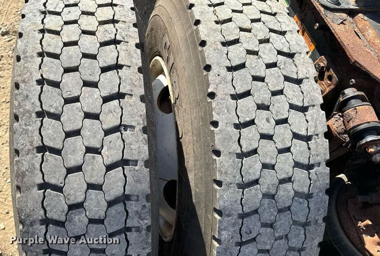 image for item DW3493 2012 Freightliner Cascadia semi truck