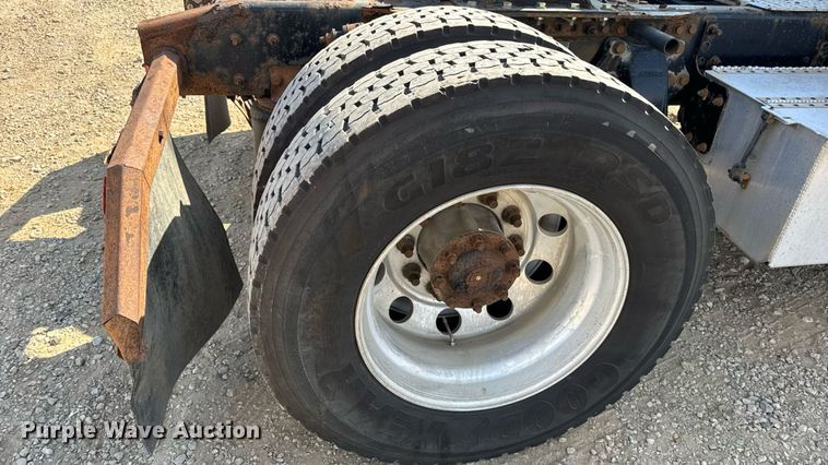 image for item DW3493 2012 Freightliner Cascadia semi truck