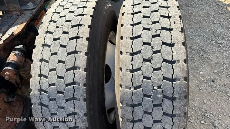 image for item DW3493 2012 Freightliner Cascadia semi truck