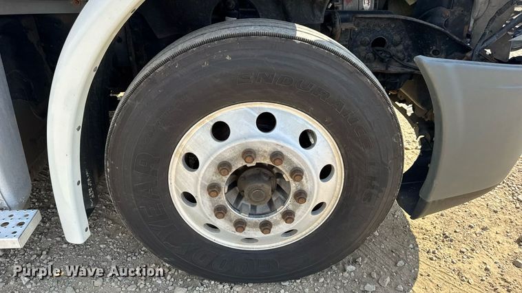 image for item DW3493 2012 Freightliner Cascadia semi truck