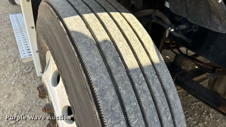 image for item DW3493 2012 Freightliner Cascadia semi truck