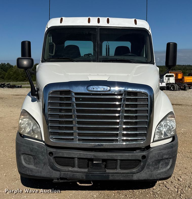 image for item DW3494 2017 Freightliner Cascadia semi truck