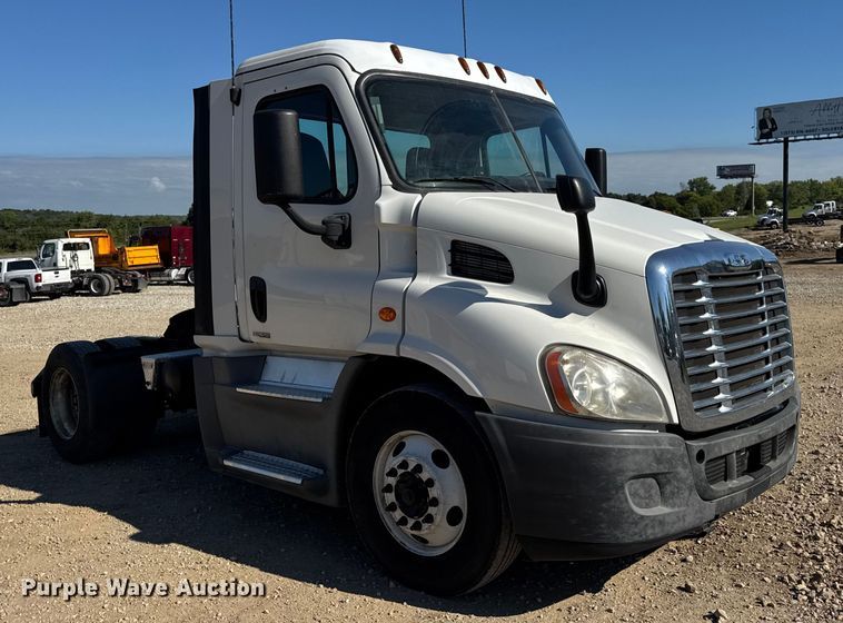 image for item DW3494 2017 Freightliner Cascadia semi truck