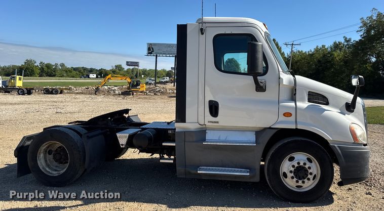 image for item DW3494 2017 Freightliner Cascadia semi truck