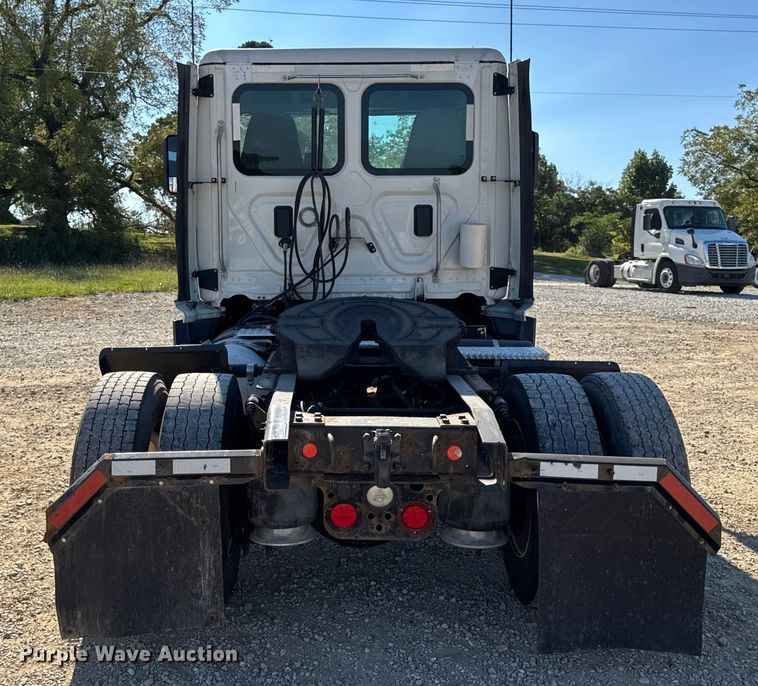 image for item DW3494 2017 Freightliner Cascadia semi truck