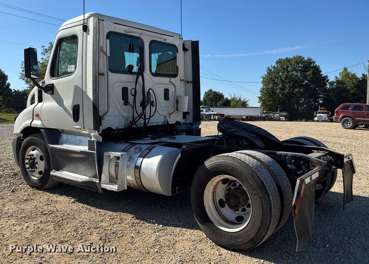 image for item DW3494 2017 Freightliner Cascadia semi truck