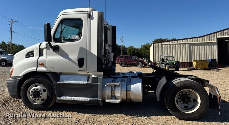 image for item DW3494 2017 Freightliner Cascadia semi truck