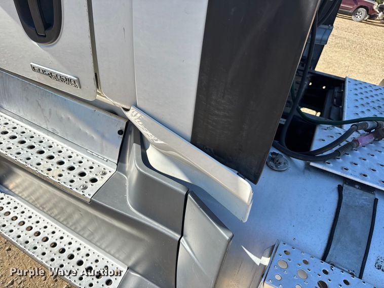 image for item DW3494 2017 Freightliner Cascadia semi truck