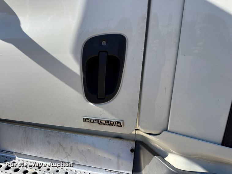 image for item DW3494 2017 Freightliner Cascadia semi truck